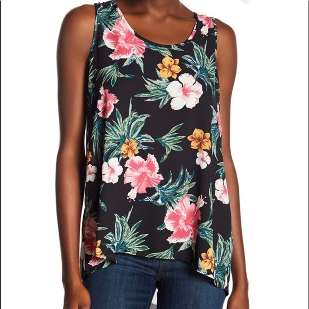 NWT Everleigh Pleated Back Floral Top Sz S